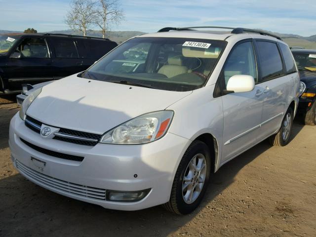 5TDBA22C04S002987 - 2004 TOYOTA SIENNA XLE WHITE photo 2