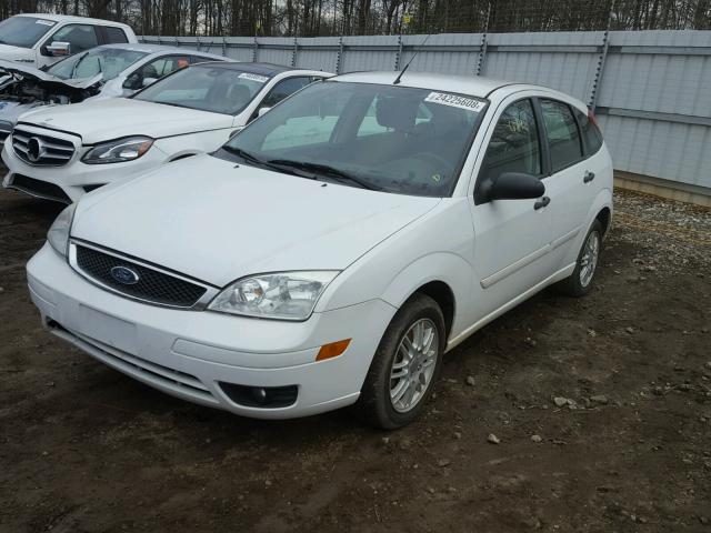 1FAFP37N27W242620 - 2007 FORD FOCUS ZX5 WHITE photo 2