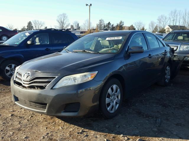 4T1BF3EKXAU057525 - 2010 TOYOTA CAMRY BASE GRAY photo 2