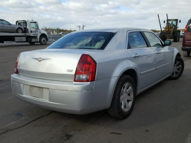 2C3JA53GX5H613192 - 2005 CHRYSLER 300 TOURIN SILVER photo 4