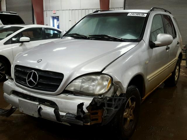 4JGAB54E0YA180731 - 2000 MERCEDES-BENZ ML 320 SILVER photo 2