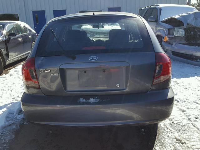 KNADC165656254332 - 2005 KIA RIO CINCO GRAY photo 9