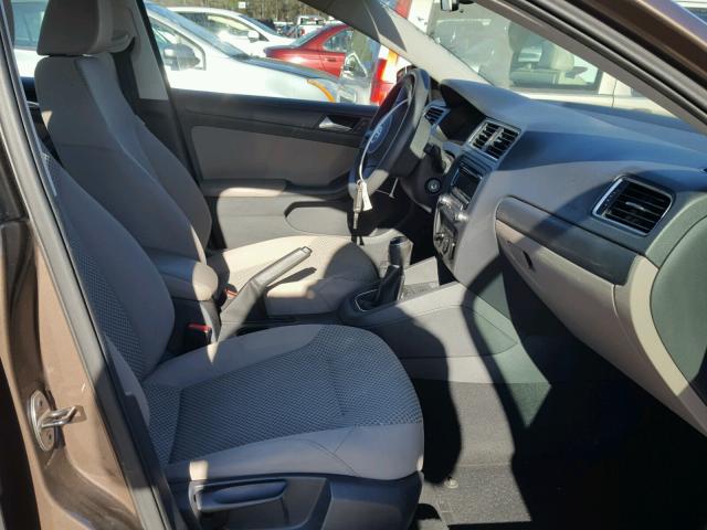 3VW1K7AJXEM410093 - 2014 VOLKSWAGEN JETTA BASE 棕色 照片 5