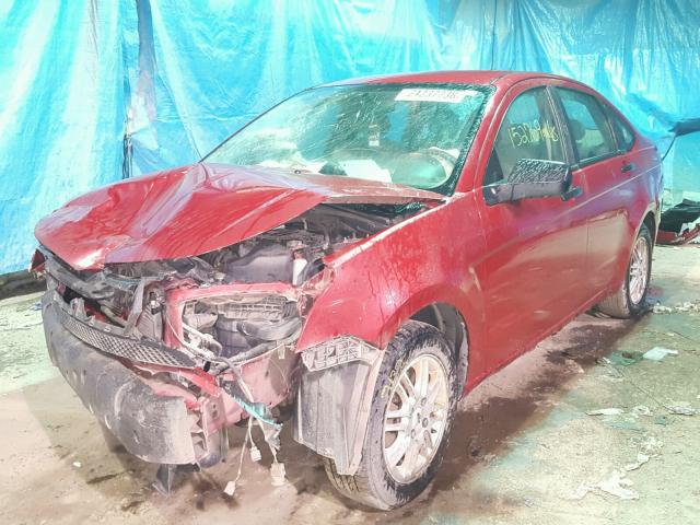 1FAHP35N09W241075 - 2009 FORD FOCUS SE RED photo 2