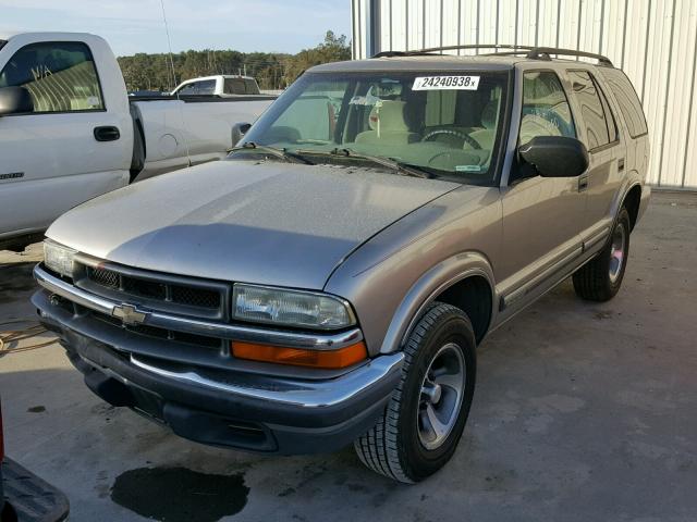 1GNCS13W012201228 - 2001 CHEVROLET BLAZER GRAY photo 2