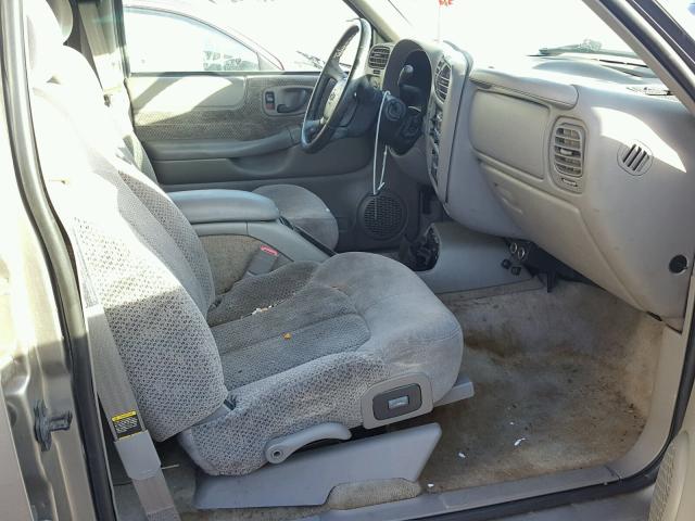 1GNCS13W012201228 - 2001 CHEVROLET BLAZER GRAY photo 5