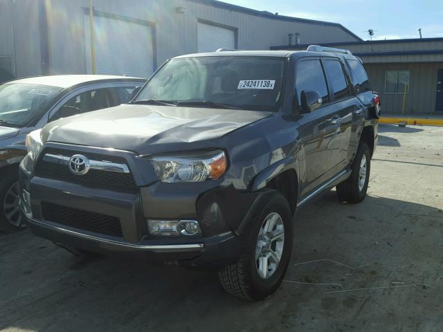 JTEZU5JR9B5030542 - 2011 TOYOTA 4RUNNER SR CHARCOAL photo 2