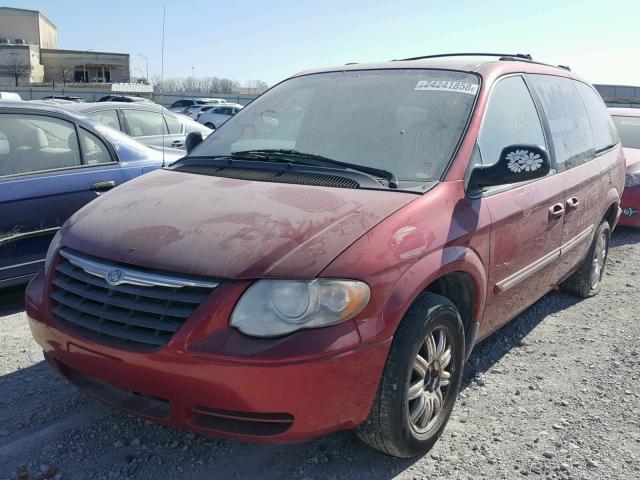 2A4GP54L17R205915 - 2007 CHRYSLER TOWN & COU RED photo 2