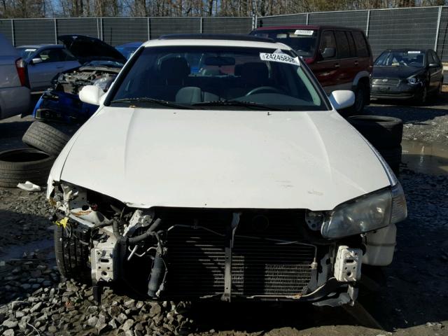 JT2BG22K510570276 - 2001 TOYOTA CAMRY CE WHITE photo 9