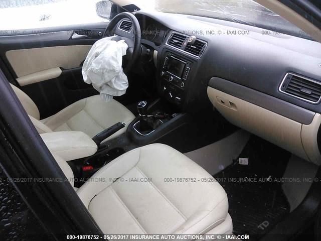 3VW3L7AJ8DM271389 - 2013 VOLKSWAGEN JETTA TDI BLACK photo 5