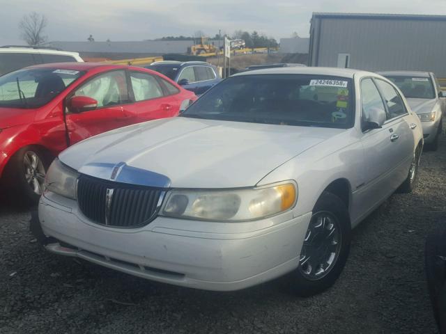 1LNHM82W5YY770713 - 2000 LINCOLN TOWN CAR S WHITE photo 2