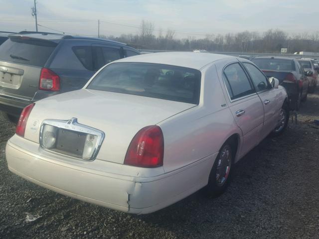 1LNHM82W5YY770713 - 2000 LINCOLN TOWN CAR S WHITE photo 4