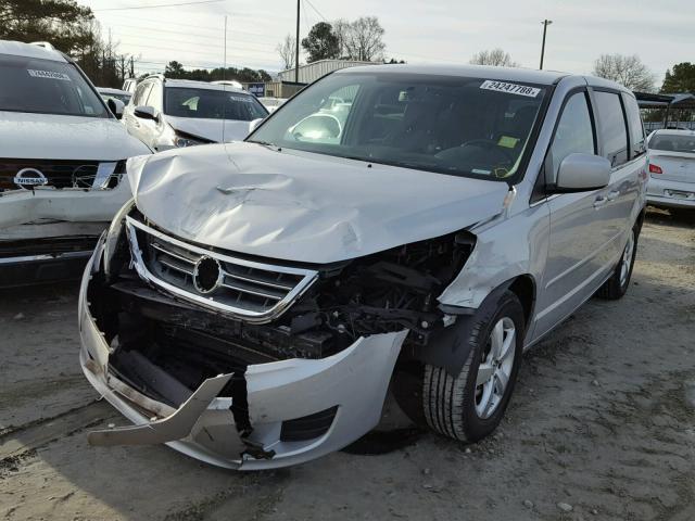 2V4RW3D17AR296173 - 2010 VOLKSWAGEN ROUTAN SE SILVER photo 2