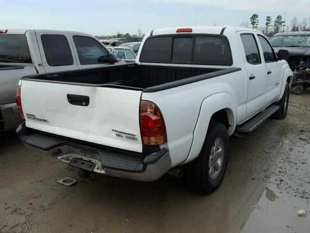 5TEKU72N25Z060125 - 2005 TOYOTA TACOMA DOU WHITE photo 4