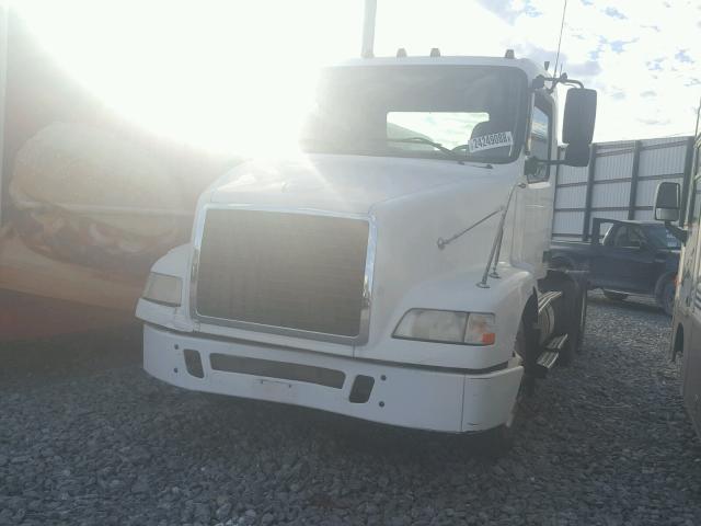 4V4MC9GF44N360473 - 2004 VOLVO VN VNM WHITE photo 2