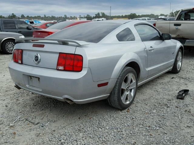 1ZVFT82H365218090 - 2006 FORD MUSTANG GT SILVER photo 4