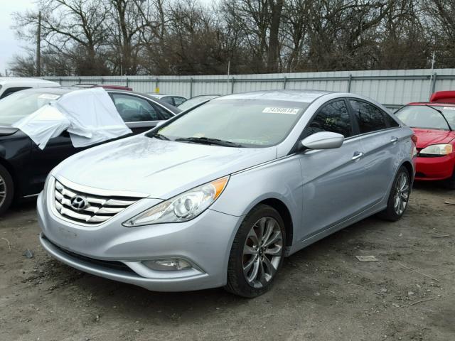 5NPEC4AB8CH329217 - 2012 HYUNDAI SONATA SE SILVER photo 2