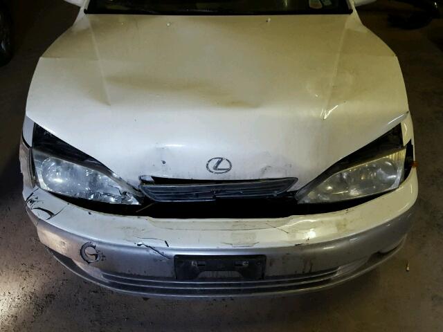 JT8BF28G9W0121816 - 1998 LEXUS ES 300 WHITE photo 7