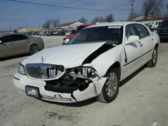 2LNHM82V39X612945 - 2009 LINCOLN TOWN CAR S WHITE photo 2