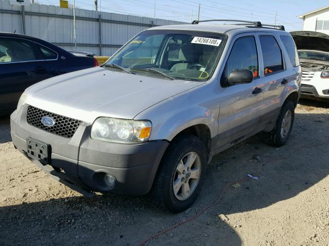 1FMYU93155KA72979 - 2005 FORD ESCAPE XLT SILVER photo 2