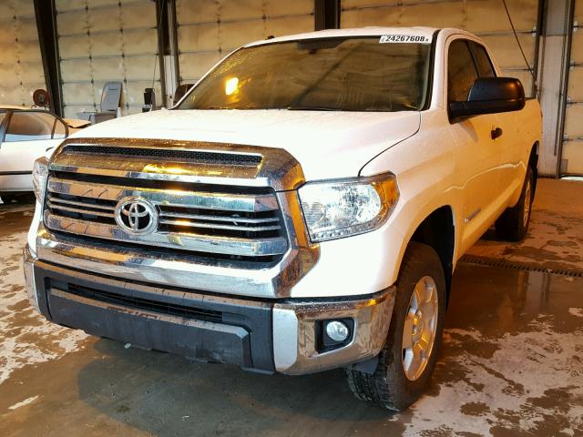 5TFUM5F1XHX070529 - 2017 TOYOTA TUNDRA DOU WHITE photo 2