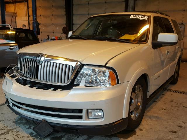 5LMFU28545LJ21980 - 2005 LINCOLN NAVIGATOR WHITE photo 2