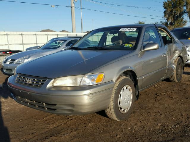 JT2BG22K3W0204078 - 1998 TOYOTA CAMRY CE BEIGE photo 2