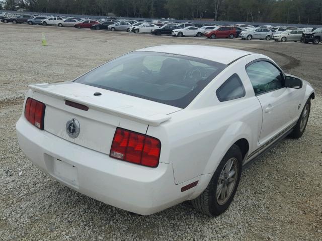 1ZVHT80N595141423 - 2009 FORD MUSTANG WHITE photo 4