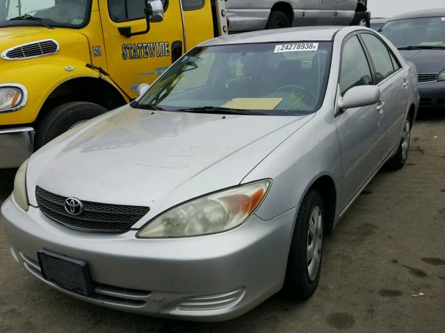 4T1BE32K22U597816 - 2002 TOYOTA CAMRY LE SILVER photo 2