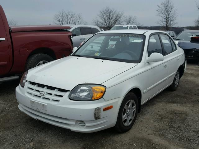 KMHCG45C45U618081 - 2005 HYUNDAI ACCENT GL WHITE photo 2