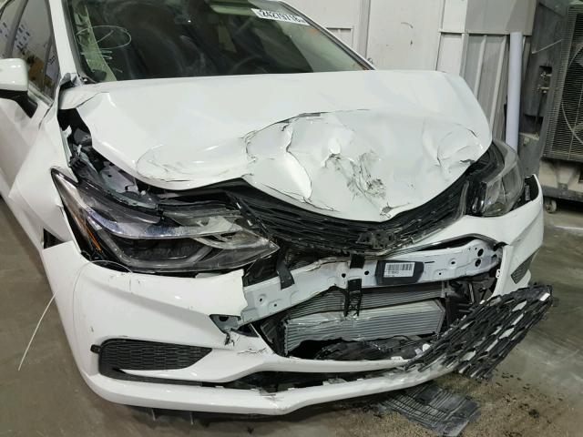 1G1BE5SM2H7184831 - 2017 CHEVROLET CRUZE LT WHITE photo 9