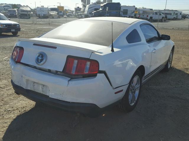 1ZVBP8AM1B5169483 - 2011 FORD MUSTANG WHITE photo 4