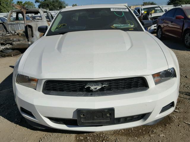 1ZVBP8AM1B5169483 - 2011 FORD MUSTANG WHITE photo 9