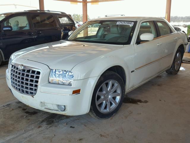 2C3KA53V59H620673 - 2009 CHRYSLER 300 TOURIN WHITE photo 2