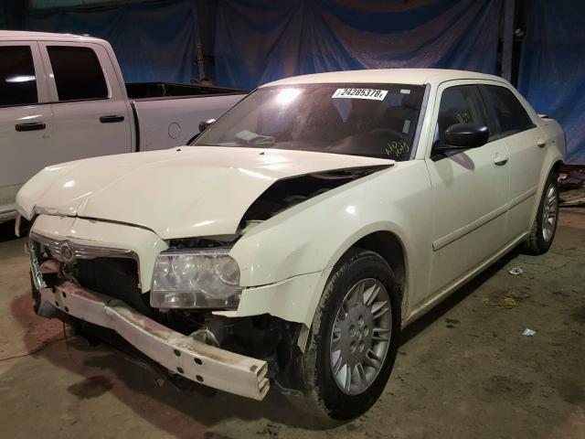 2C3JA43R45H627570 - 2005 CHRYSLER 300 WHITE photo 2