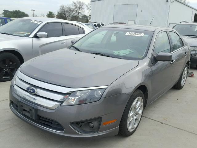 3FAHP0HG3BR173424 - 2011 FORD FUSION SE GRAY photo 2