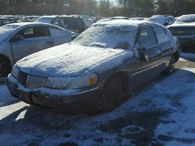 1LNHM82W21Y723029 - 2001 LINCOLN TOWN CAR S GREEN photo 2