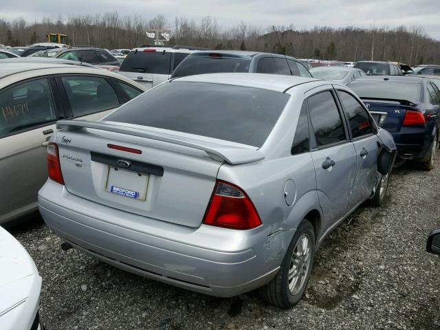 1FAFP34N77W193967 - 2007 FORD FOCUS ZX4 SILVER photo 4