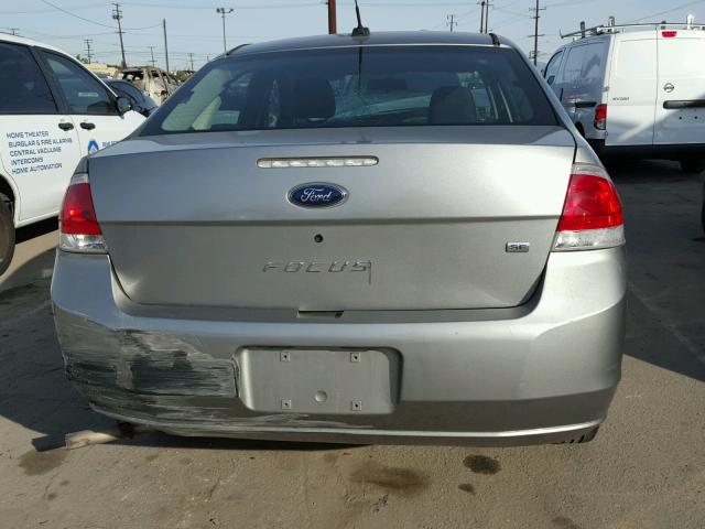 1FAHP35N38W156228 - 2008 FORD FOCUS SE GRAY photo 10