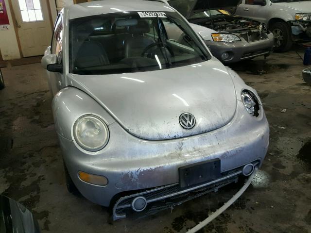 3VWCP21C01M404876 - 2001 VOLKSWAGEN NEW BEETLE 银色 照片 1