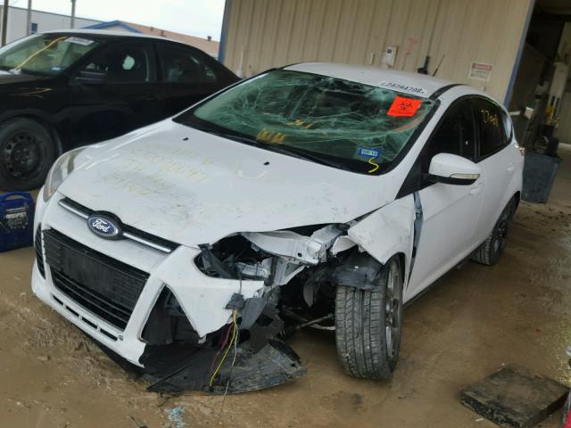 1FADP3K23EL117564 - 2014 FORD FOCUS SE WHITE photo 2