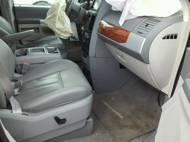 2A8HR54P08R663561 - 2008 CHRYSLER TOWN & COU BROWN photo 5