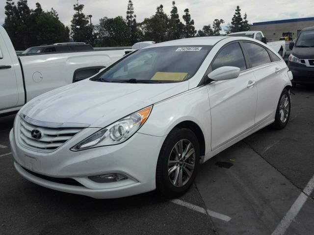 5NPEB4AC7DH642403 - 2013 HYUNDAI SONATA GLS WHITE photo 2