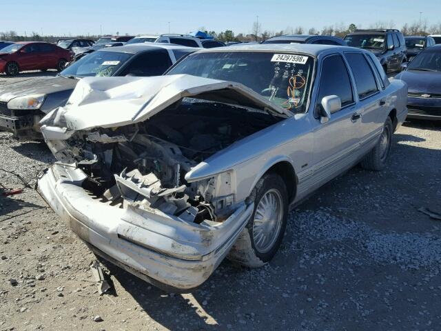 1LNLM83W3TY716361 - 1996 LINCOLN TOWN CAR C SILVER photo 2