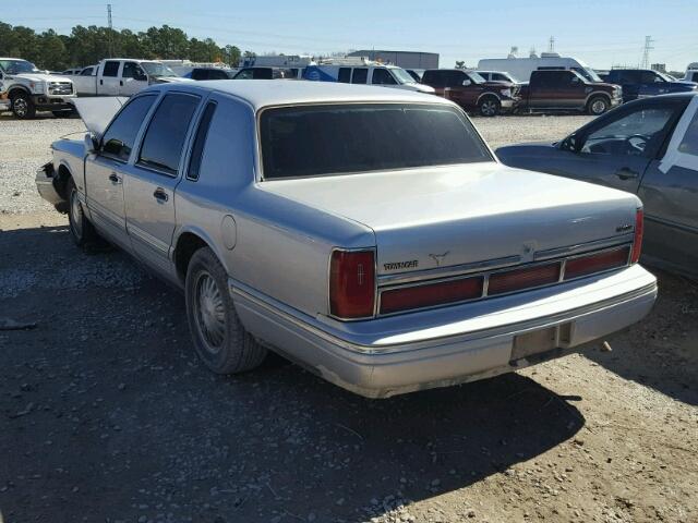 1LNLM83W3TY716361 - 1996 LINCOLN TOWN CAR C SILVER photo 3