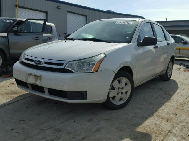 1FAHP34N29W135471 - 2009 FORD FOCUS S WHITE photo 2