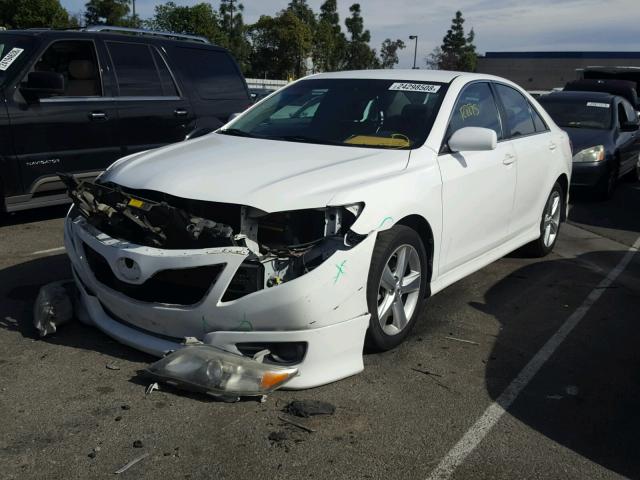 4T1BF3EK1BU728372 - 2011 TOYOTA CAMRY BASE WHITE photo 2