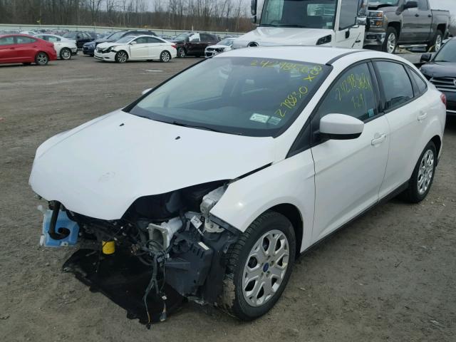 1FAHP3F25CL395245 - 2012 FORD FOCUS SE WHITE photo 2