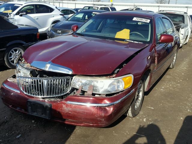 1LNFM83W3WY712554 - 1998 LINCOLN TOWN CAR C RED photo 2