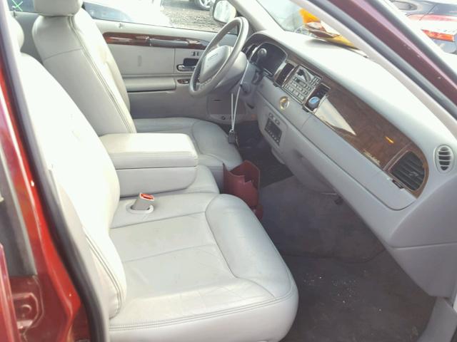 1LNFM83W3WY712554 - 1998 LINCOLN TOWN CAR C RED photo 5